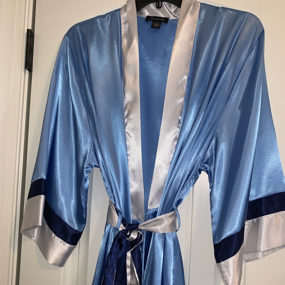 Jones New York - white, navy & light blue bathrobe